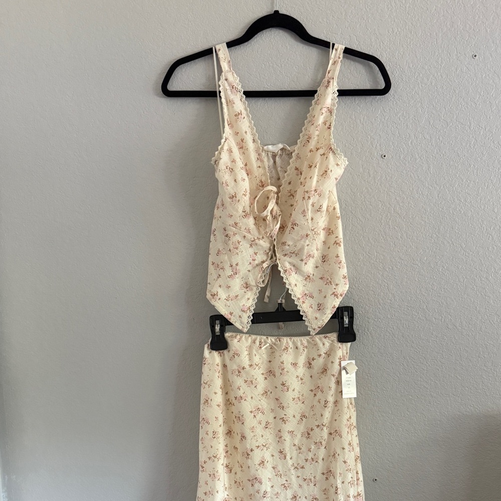 Floral Two-Piece Cream Set